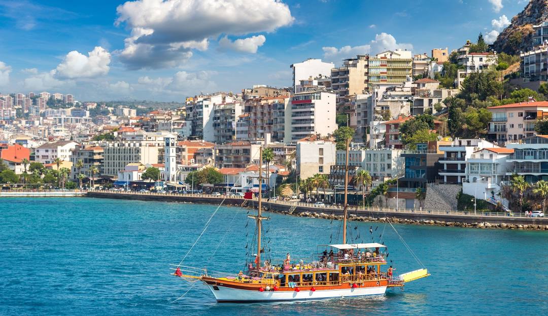 How Far is Kusadasi from Antalya? A Travel Guide