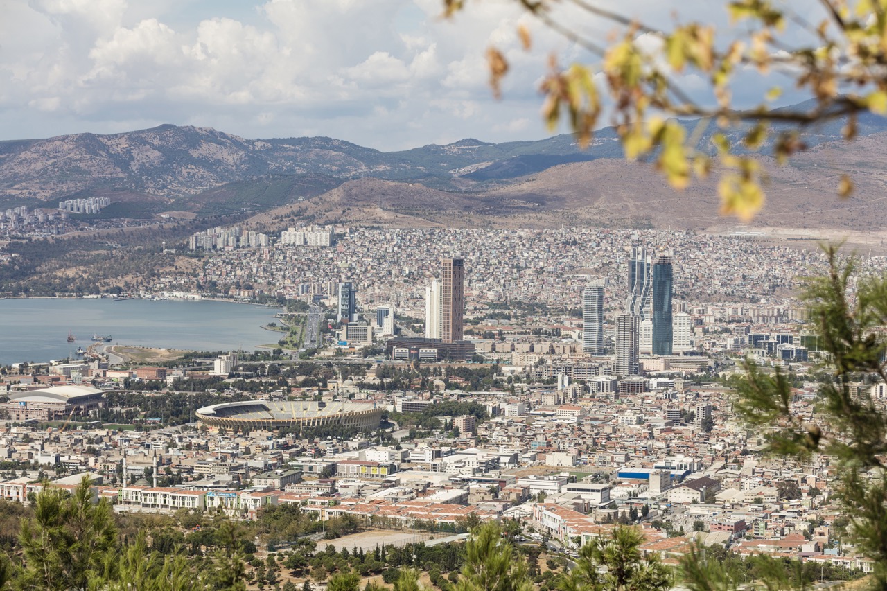 Is There a Luxury Airport Transfer from Izmir to the City Center?